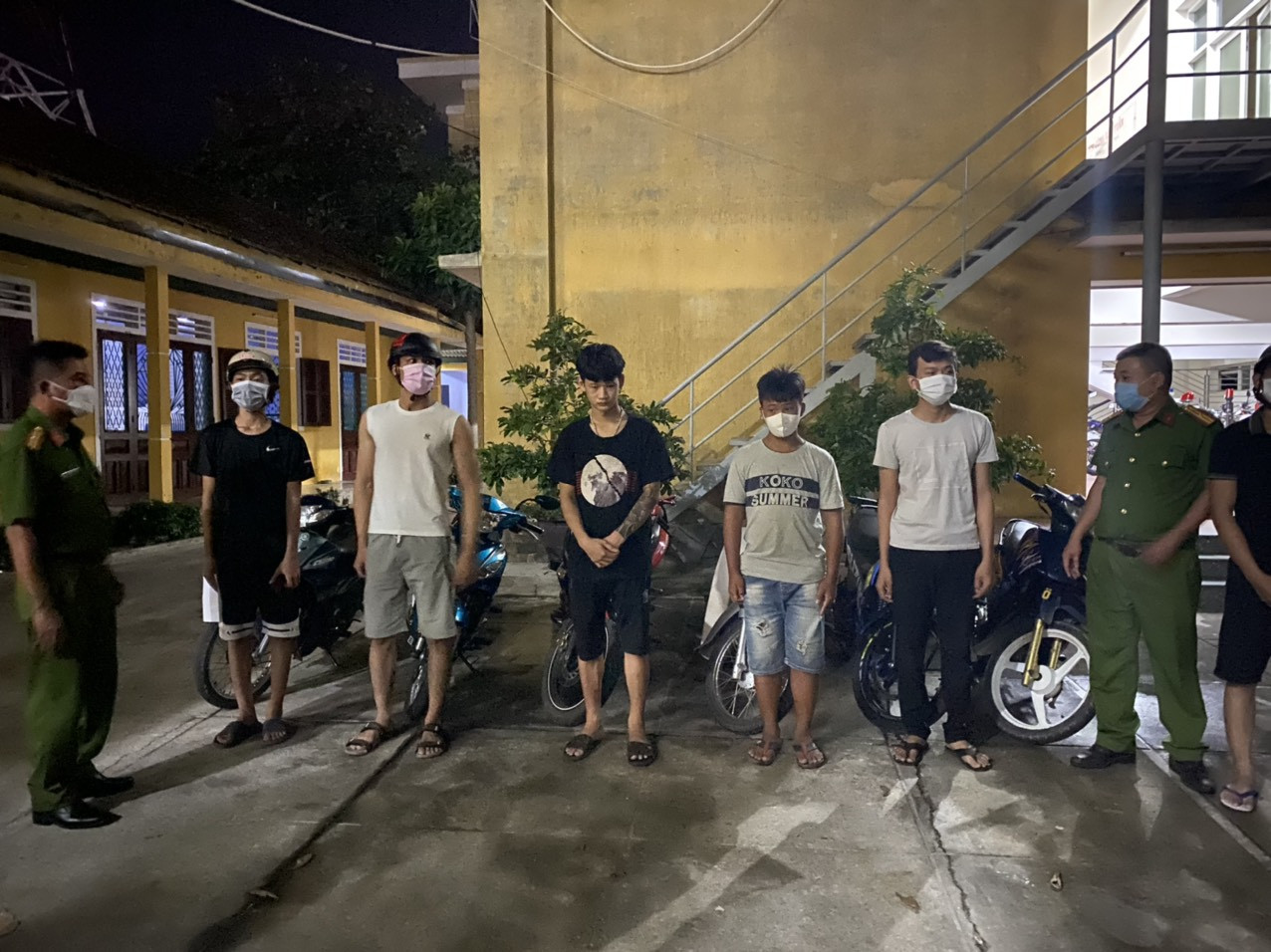 Thừa Thiên Huế: Xử lý hàng chục "quái xế" lạng lách, đánh võng, nẹt pô trên đường - Ảnh 2.