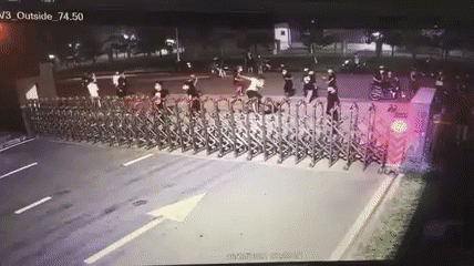 Clip: Nhóm thanh niên hỗn chiến trước cổng khu công nghiệp ở Bắc Ninh khiến một người bất tỉnh Ảnh 1
