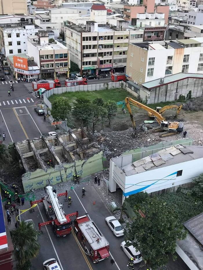 Khách sạn 7 tầng bất ngờ đổ sập giữa đường, người dân 'đứng hình' với cảnh trước mắt