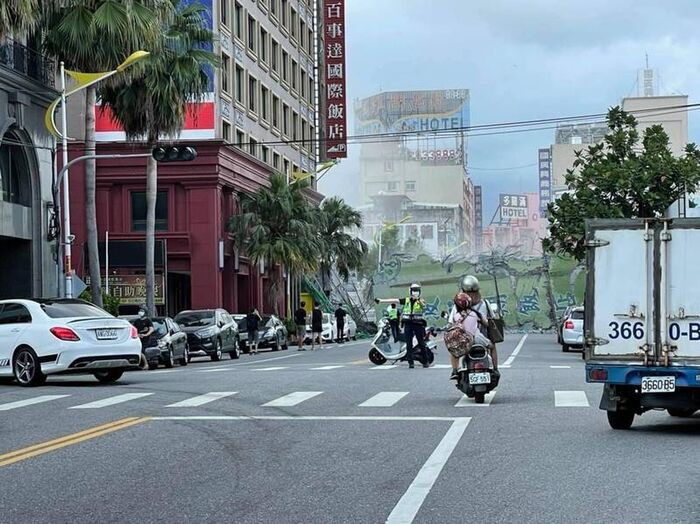 Khách sạn 7 tầng bất ngờ đổ sập giữa đường, người dân 'đứng hình' với cảnh trước mắt