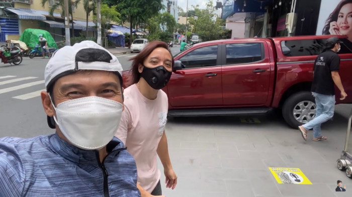 Nghệ sĩ Việt Hương mua xe 700 triệu tặng chồng