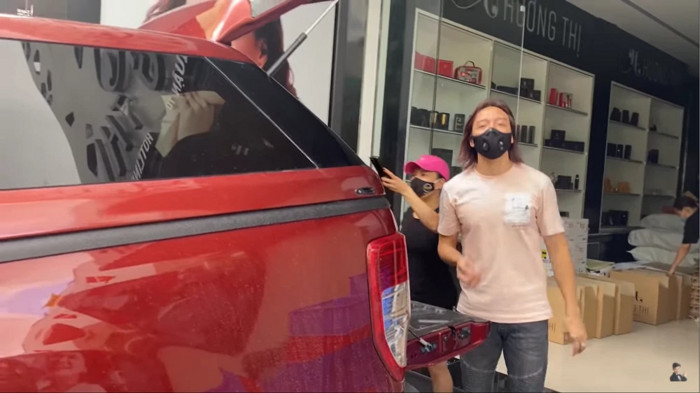 Nghệ sĩ Việt Hương mua xe 700 triệu tặng chồng