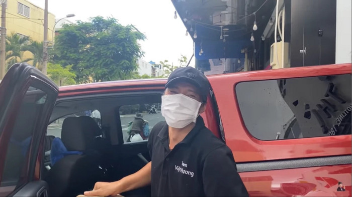 Nghệ sĩ Việt Hương mua xe 700 triệu tặng chồng