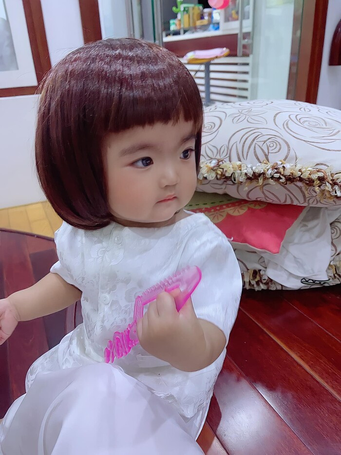 Dân mạng xuýt xoa trước loạt ảnh 'cưng xỉu' của con gái Mạc Văn Khoa: Mái tóc chính là điểm nhấn!