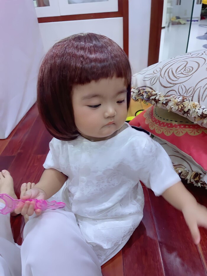 Dân mạng xuýt xoa trước loạt ảnh 'cưng xỉu' của con gái Mạc Văn Khoa: Mái tóc chính là điểm nhấn!