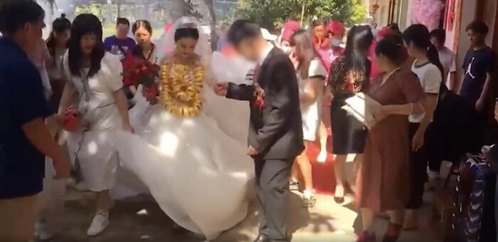 Thấy cô dâu đeo tới 60kg vàng trên người, khách mời lo lắng hỏi: 'Em có bị đau vai không?'