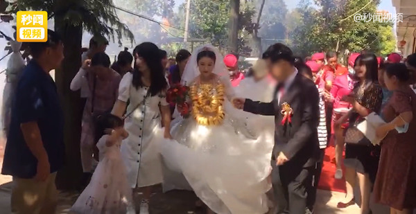 Thấy cô dâu đeo tới 60kg vàng trên người, khách mời lo lắng hỏi: 'Em có bị đau vai không?'