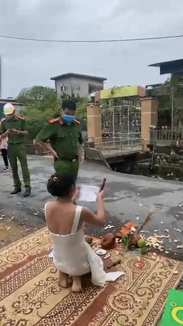 Người phụ nữ mang vàng hương đến trước cửa nhà 'con nợ' vừa cúng bái vừa kêu gào thảm thiết gây xôn xao