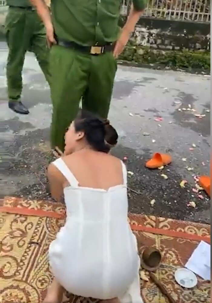Người phụ nữ mang vàng hương đến trước cửa nhà 'con nợ' vừa cúng bái vừa kêu gào thảm thiết gây xôn xao