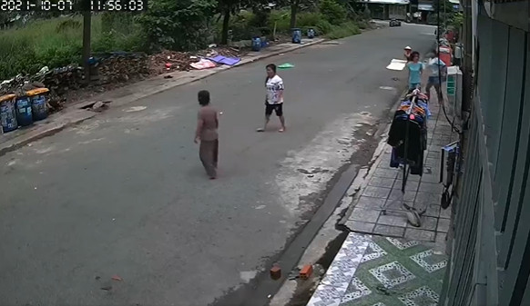 Đi đổ rác, cô gái bị nam thanh niên áp sát xe máy rồi giật dây chuyền trong tích tắc Ảnh 3