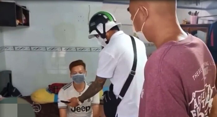 Bị cho là nói xấu cố ca sĩ Phi Nhung, nam thanh niên bị nhóm Youtuber tìm tới tận nhà, tát cháy má Ảnh 1