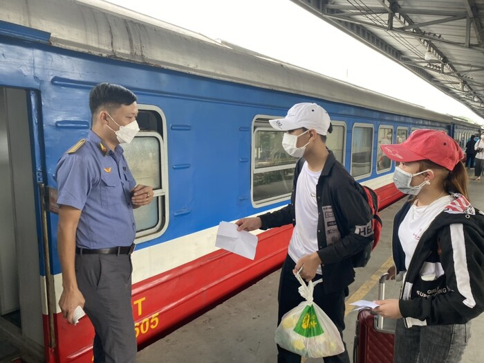 Hành trình hồi hương của 2.800 mảnh đời về Quảng Bình: Người mang theo hài cốt, người chỉ vừa sinh con Ảnh 2