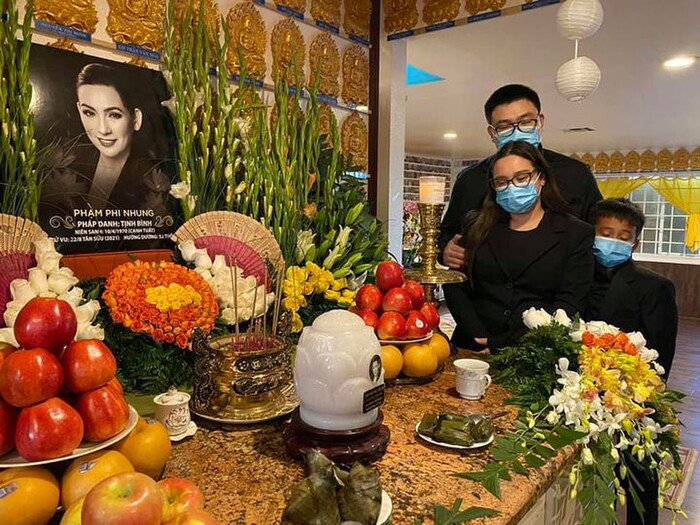 Hình ảnh con rể và cháu trai Phi Nhung đứng lặng người trước bàn thờ cố ca sĩ Ảnh 3