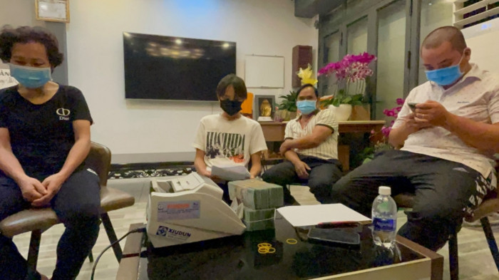 Netizen thắc mắc Hồ Văn Cường trong nhiều ngày chỉ mặc mỗi một bộ quần áo, dáng vẻ gầy gò xanh xao? Ảnh 3
