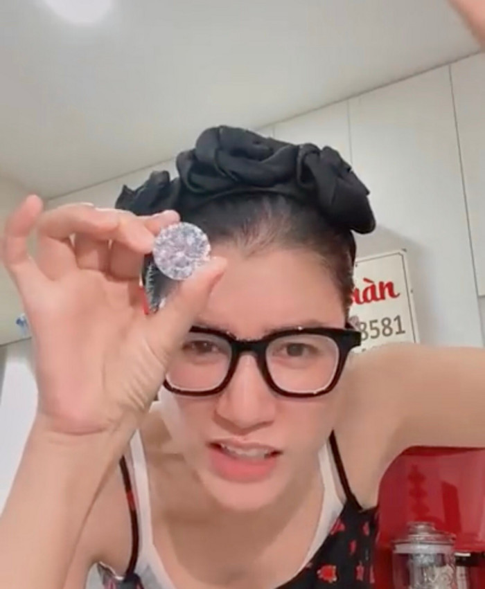 Trang Khàn khoe viên kim cương 'chọi bể đầu', tuyên chiến với bộ sưu tập của bà Phương Hằng