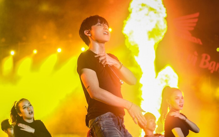 Sơn Tùng bất ngờ bị khán giả ném đồ vật lạ trong lúc đang xuống khán đài giao lưu cùng fan