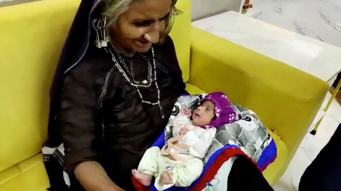 'Bà mẹ già nhất thế giới' sinh con đầu lòng ở tuổi 70