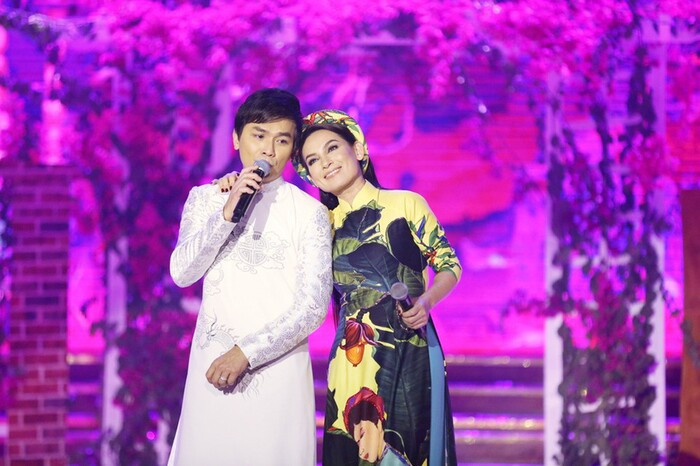 Có lẽ đây là lần hiếm hoi Mạnh Quỳnh hát và gọi Phi Nhung bằng 'em yêu'