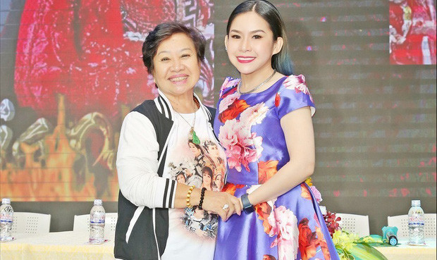 Nghệ sĩ Bình Tinh kể chuyện ca sĩ Phi Nhung trên giường bệnh vẫn gắng gượng làm điều đặc biệt cho mẹ