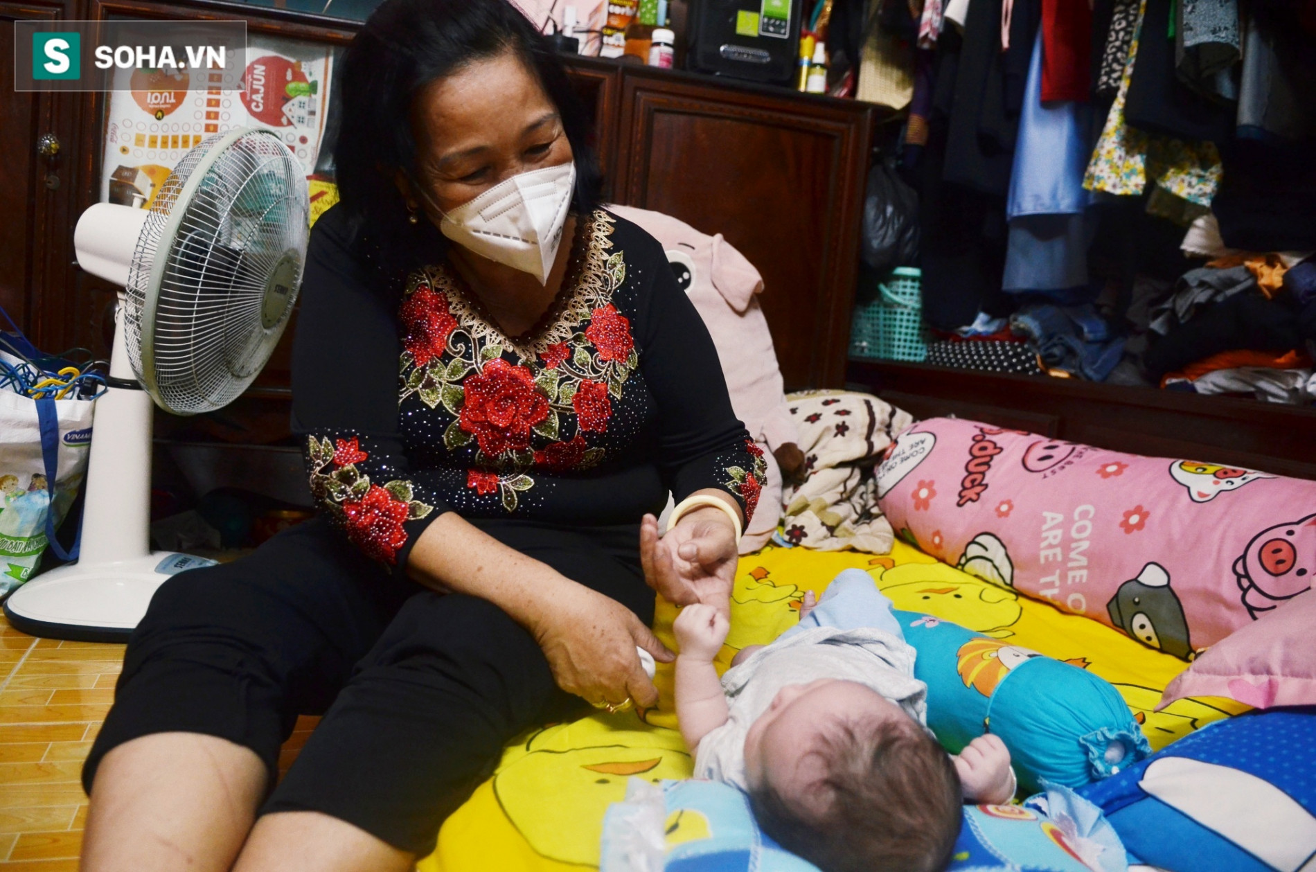 Bé Vít bị bỏ rơi trong căn nhà hoang giữa tâm dịch ở TP.HCM: Mẹ ơi, rốn cháu đang có mủ, tội nghiệp quá! - Ảnh 9.