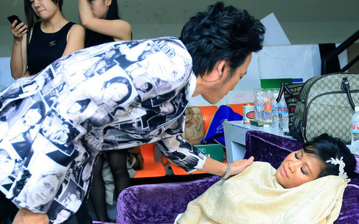 Con nuôi Hoài Linh bị té vỡ xương háng, đột quỵ trong lúc đang nằm viện khiến nhiều người lo lắng