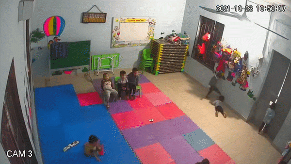 Xôn xao đoạn clip bé gái 2 tuổi bị bạn học đánh dã man ngay trong lớp Ảnh 1