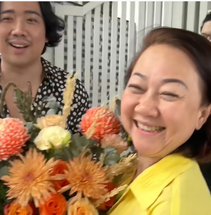 Trấn Thành - Hari Won mua xe tiền tỷ tặng bố mẹ sau ồn ào từ thiện, phản ứng của dân mạng gây ngỡ ngàng