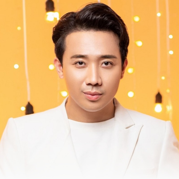 Trấn Thành - Hari Won mua xe tiền tỷ tặng bố mẹ sau ồn ào từ thiện, phản ứng của dân mạng gây ngỡ ngàng