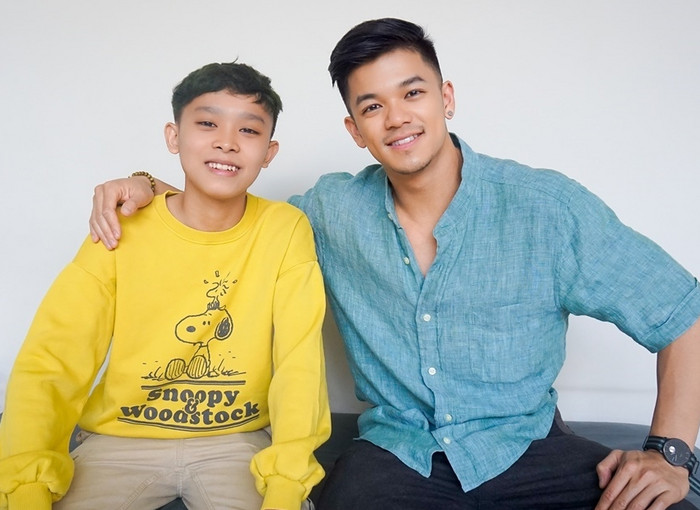 Giữa ồn ào, dân tình xôn xao lại clip Hồ Văn Cường nhiệt tình chỉ dẫn một nam ca sĩ nổi tiếng hát bolero