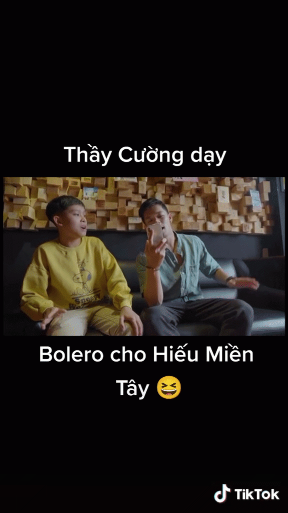 Giữa ồn ào, dân tình xôn xao lại clip Hồ Văn Cường nhiệt tình chỉ dẫn một nam ca sĩ nổi tiếng hát bolero