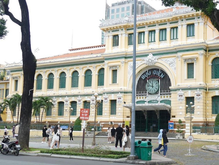 Bước sang giai đoạn “bình thường mới”, đường phố ở TP.HCM bắt đầu trở nên nhộn nhịp hơn. (Ảnh minh hoạ)