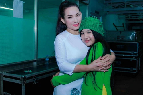 Phi Nhung từng lời qua tiếng lại với Quang Lê để bảo vệ ca sĩ này