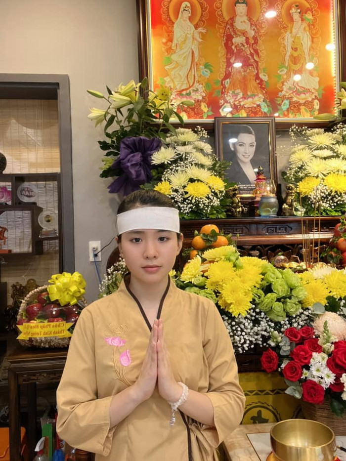 Em trai Phi Nhung lần đầu hé lộ hình ảnh mẹ, nghẹn ngào khi thất thứ 5 của chị cũng là giỗ mẹ