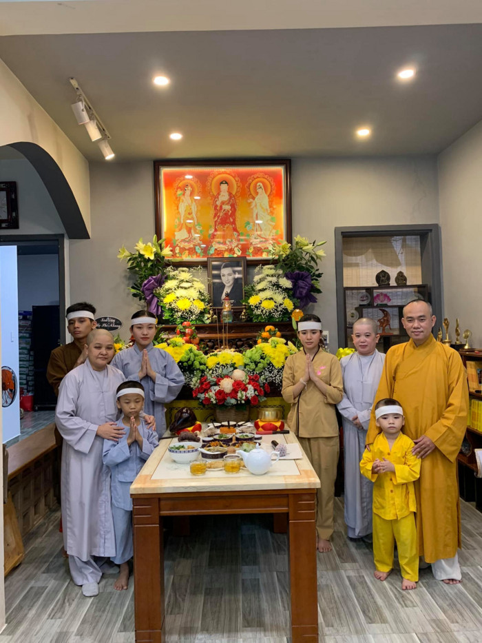 Em trai Phi Nhung lần đầu hé lộ hình ảnh mẹ, nghẹn ngào khi thất thứ 5 của chị cũng là giỗ mẹ