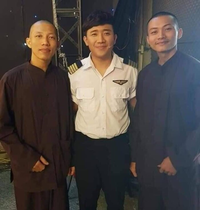 Dân mạng đào bới loạt ảnh Hoài Linh, Đàm Vĩnh Hưng, Trấn Thành bên dàn sư thầy của Tịnh thất Bồng Lai