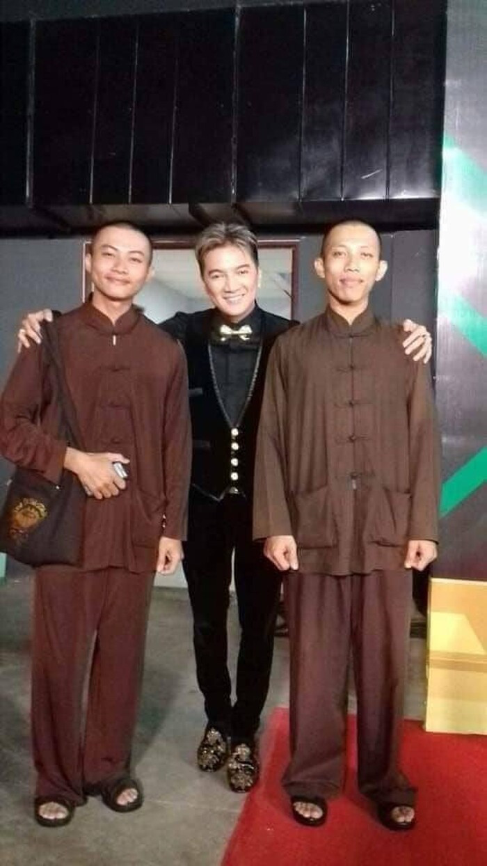 Dân mạng đào bới loạt ảnh Hoài Linh, Đàm Vĩnh Hưng, Trấn Thành bên dàn sư thầy của Tịnh thất Bồng Lai