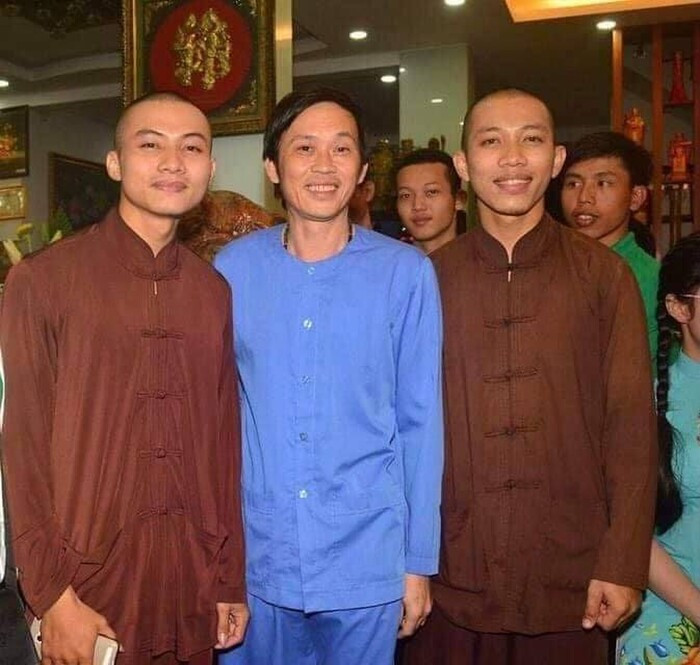 Dân mạng đào bới loạt ảnh Hoài Linh, Đàm Vĩnh Hưng, Trấn Thành bên dàn sư thầy của Tịnh thất Bồng Lai