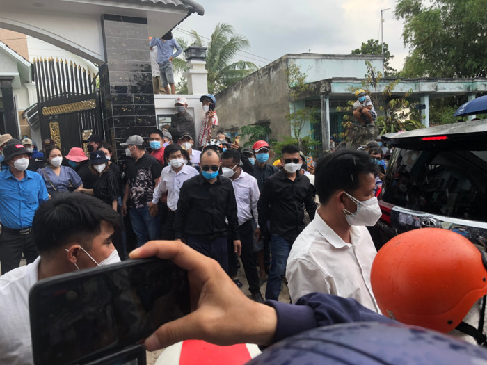 Đi xem bà Phương Hằng thăm 'thầy ông nội': Có người từ Tây Ninh, 9 giờ sáng đã có mặt Ảnh 5