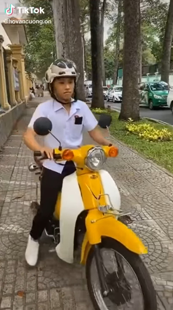 Clip: Hồ Văn Cường tự lái xe đi học, netizen tranh cãi khi so sánh 'một trời một vực' với Phương Mỹ Chi