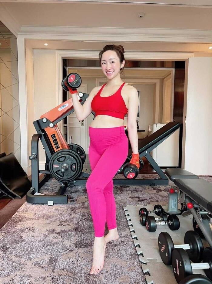 Chi Bảo mua xế hộp 20 tỷ tặng bà xã kém 16 tuổi làm 'động lực' để chuẩn bị sinh con