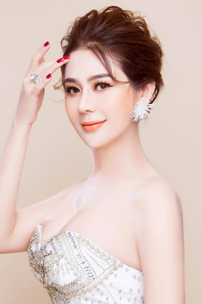 Một nữ ca sĩ vừa sắm biệt thự triệu đô chỉ sau 2 năm 'buôn đất'