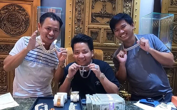 Nghi vấn tình bạn giữa Khoa Pug và tỷ phú kim cương Jonny Đặng đã 'toang'?