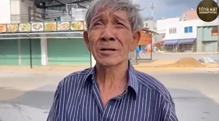 Bật khóc nghe câu chuyện của ông lão hát rong từng được cố ca sĩ Phi Nhung giúp đỡ 3 năm trước