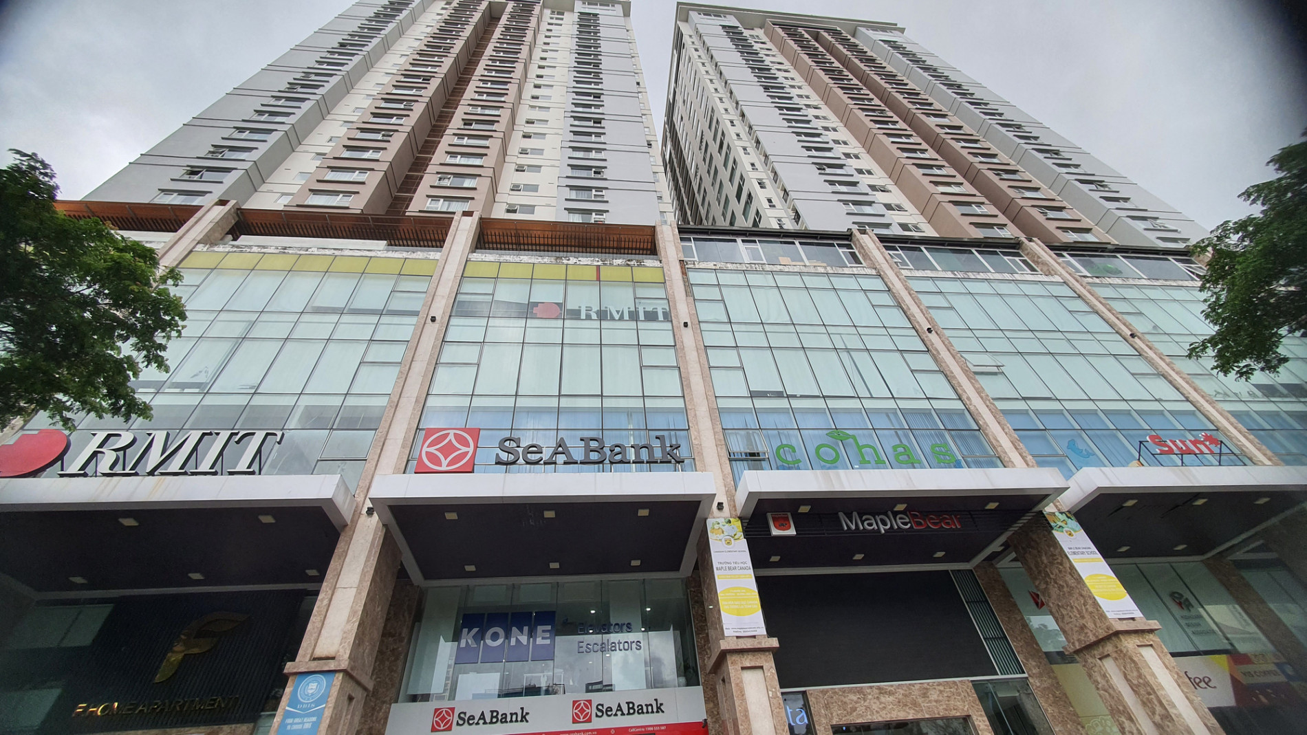 Cư dân chung cư F.Home căng băng rôn đòi sổ hồng - Ảnh 2.
