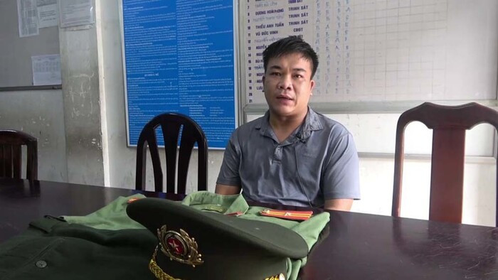 Lên mạng đặt mua quân phục công an để mặc lên cho oai, dễ 'lừa tình' phụ nữ