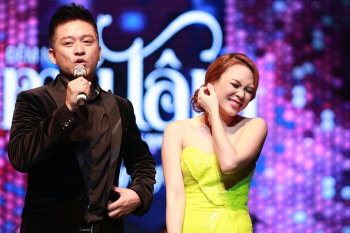 Mỹ Tâm bất ngờ bị một nam ca sĩ 'nhéo tai' trên sân khấu: Chuyện gì xảy ra?