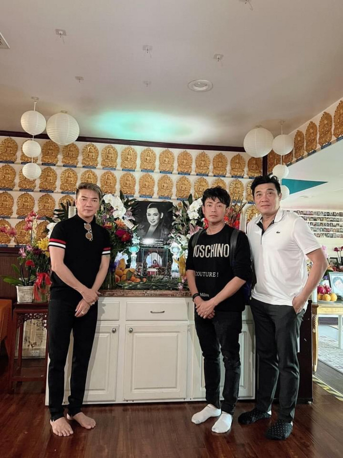 Cúng 49 ngày cho Phi Nhung ở Mỹ, nghẹn ngào trước bức ảnh cố ca sĩ bên món ăn yêu thích