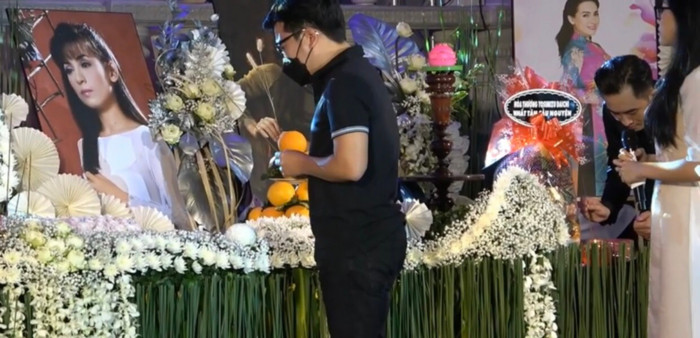 Trường Giang bật khóc, lặng người trước di ảnh, Vy Oanh nghẹn ngào hát tiễn ca sĩ Phi Nhung Ảnh 3