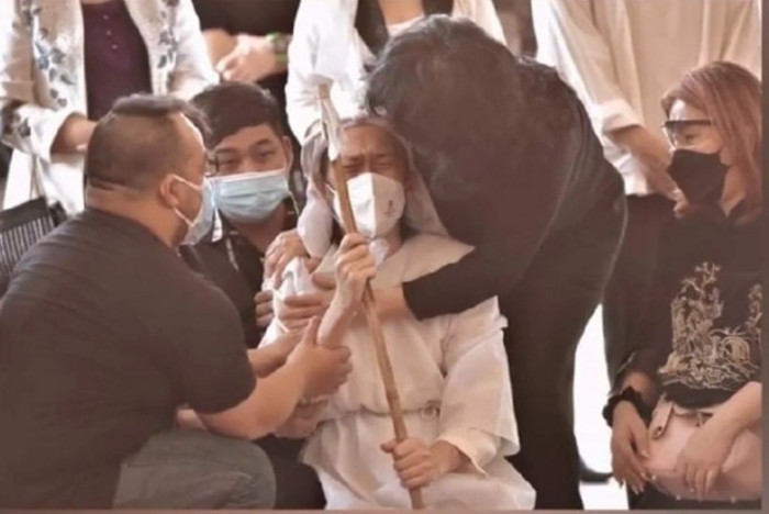 Những hình ảnh chưa được hé lộ trong đám tang bố NS Hoài Linh, nam danh hài khóc đến ngã quỵ