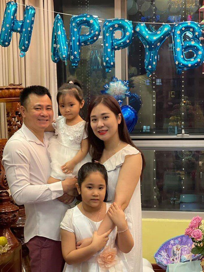 Bị mỉa mai chuyện 2 đời vợ, NSND Tự Long đối đáp sâu cay